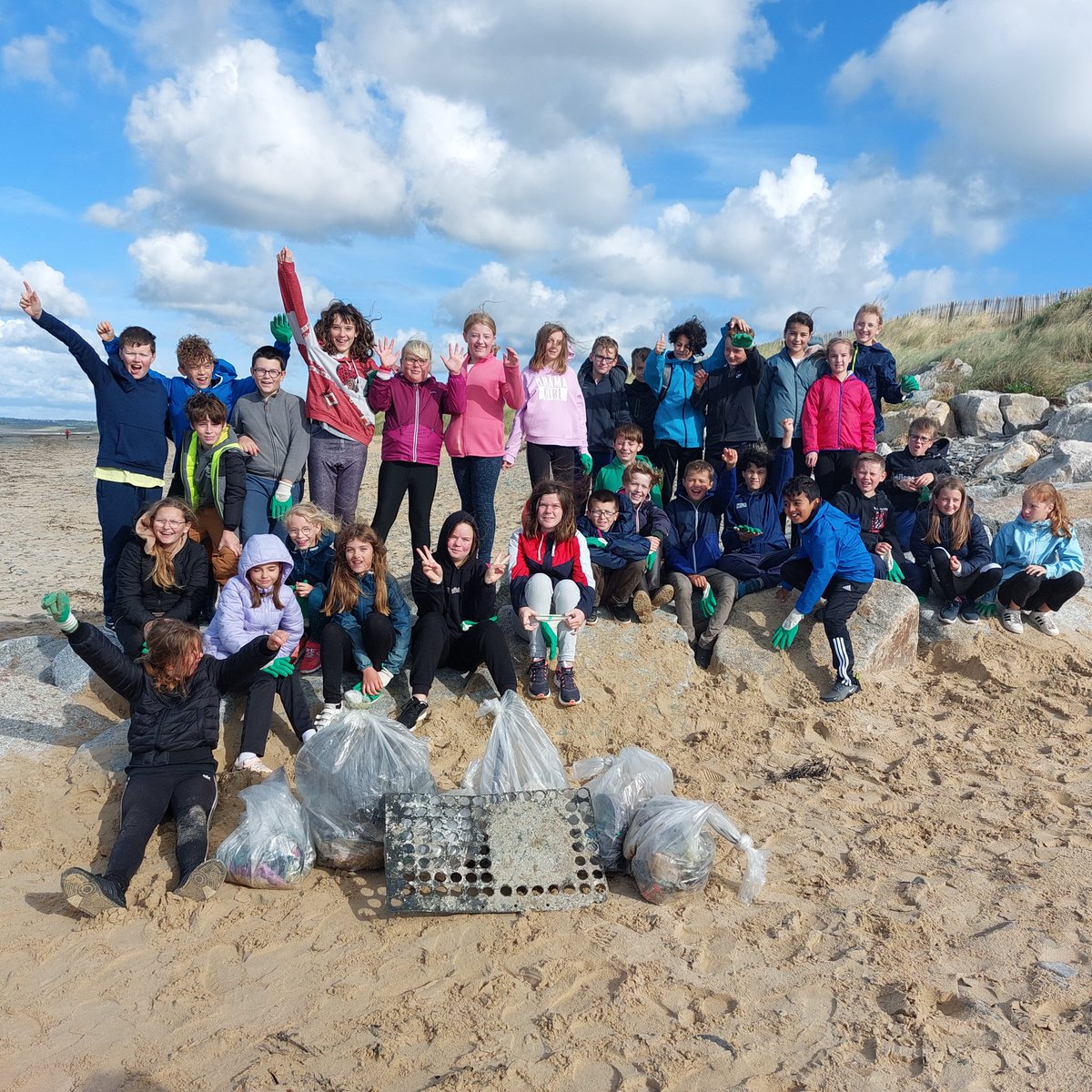 Séjour d'intégration des 6e: journée 2 au programme nettoyage de la plage (30 kg de déchets collectés) puis initiation à des jeux sur la plage. #LabelE3D #SaintSauveurLeViconte #Cotentin