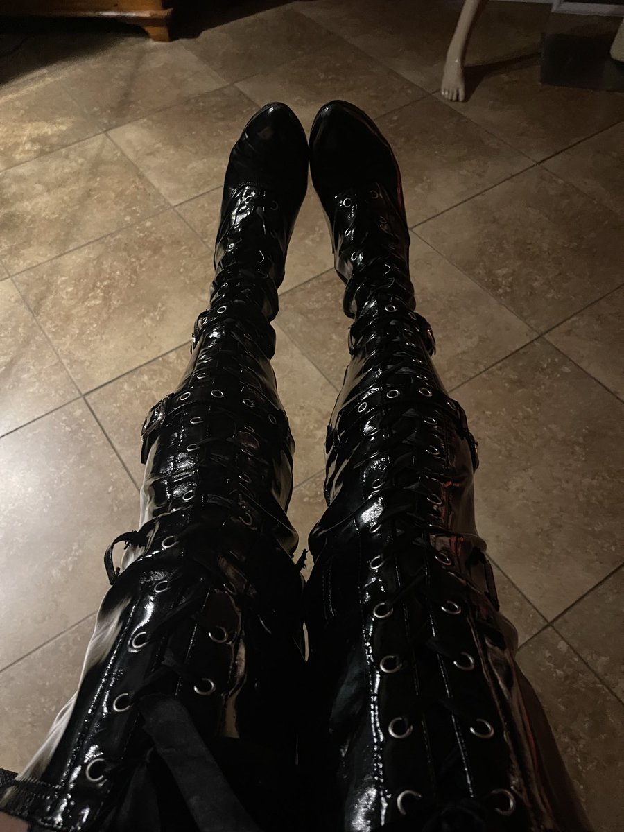 These boots were made for crushing you!!! #bootfetish #double Domme #MistressfuckingCat #wrestling #MistressKeiki #thecats_lair #houston #bdsm