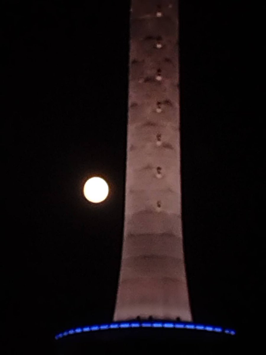 JBWorksInc1's tweet photo. *◇*◆*◇*◆*◇*◆*◇*◆*◇*◆* ◇*
🌕今宵、中秋の名月🌕
*◇*◆*◇*◆*◇*◆*◇*◆*◇*◆* ◇*
朧げながらタワーも月明かりに照らされて
会社からもキレイなお月様が見えます
#京都 #京都タワー #中秋 #moon #名月 #jbworks https://t.co/kYMfz37ec1