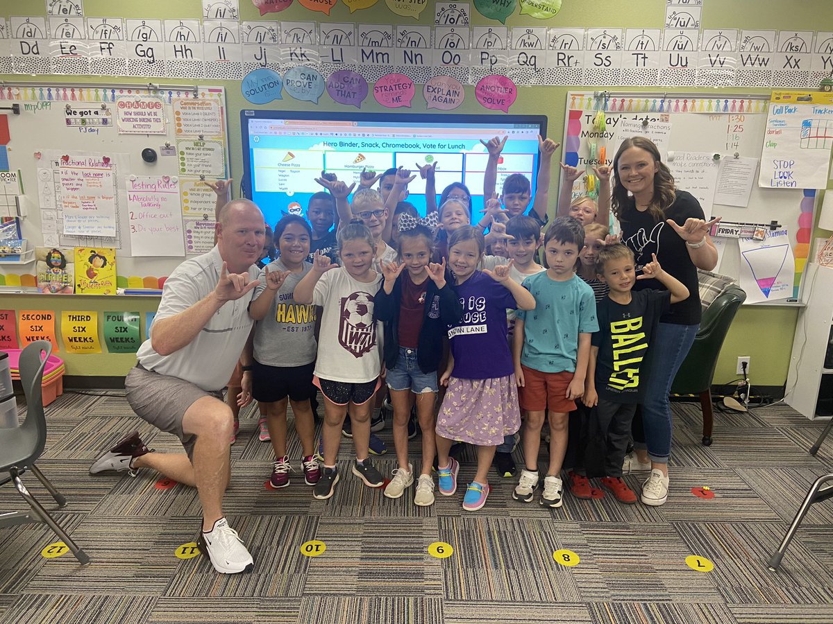 CoachJoshLynn's tweet photo. 🦬🏈🖐️There is nothing better than starting your day giving out HIGH FIVES and Listening to OUTKAST!  ITS HIGH FIVE FRIDAY!! Thank You Sundown Lane Elementary School and Principal  @klabenton for hosting us this morning!!🏈🖐️🦬 (Andre ice cold 3000) https://t.co/h5rbtota5Y