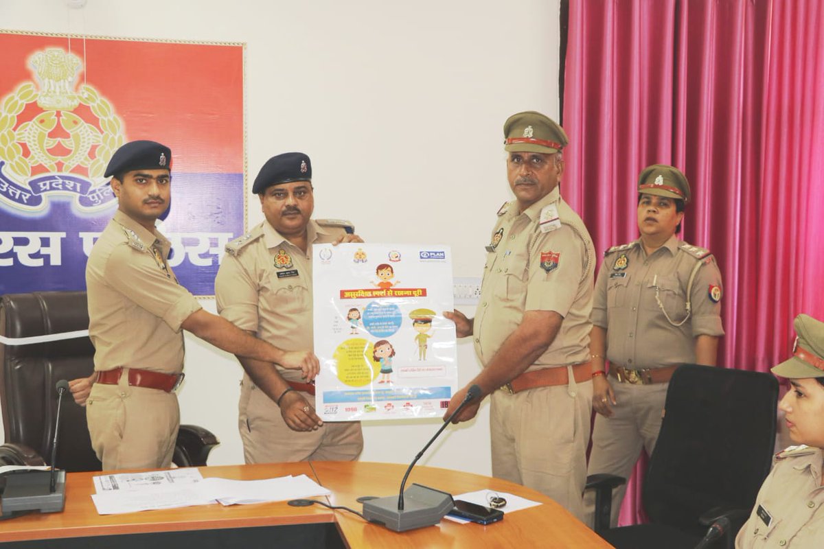 hathraspolice's tweet photo. #sphathras के निर्देशन मे अपर पुलिस अधीक्षक हाथरस द्वारा पुलिस कार्यालय स्थित सभागार कक्ष मे शक्तिदीदी अभियान के तहत सेमिनार मे जनपद के समस्त थानो के एंटीरोमियो प्रभारी,महिलाबीट आरक्षियो को मिशनशक्ति के सम्बन्ध मे जनपद की महिलाओ/बालिकाओ को जागरूक करने हेतु आवश्यक दिशानिर्देश दिये https://t.co/rVJTZT87ut