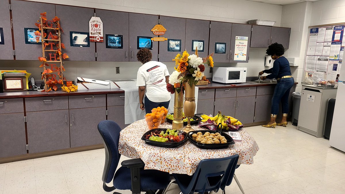 JoBarFosterAP's tweet photo. Celebrating our hardworking staff before fall break 2023. Thank you all for being flexible and pushing through these first months of school.  @We_Are_Foster #FosterStrong https://t.co/F8tUOk86kM