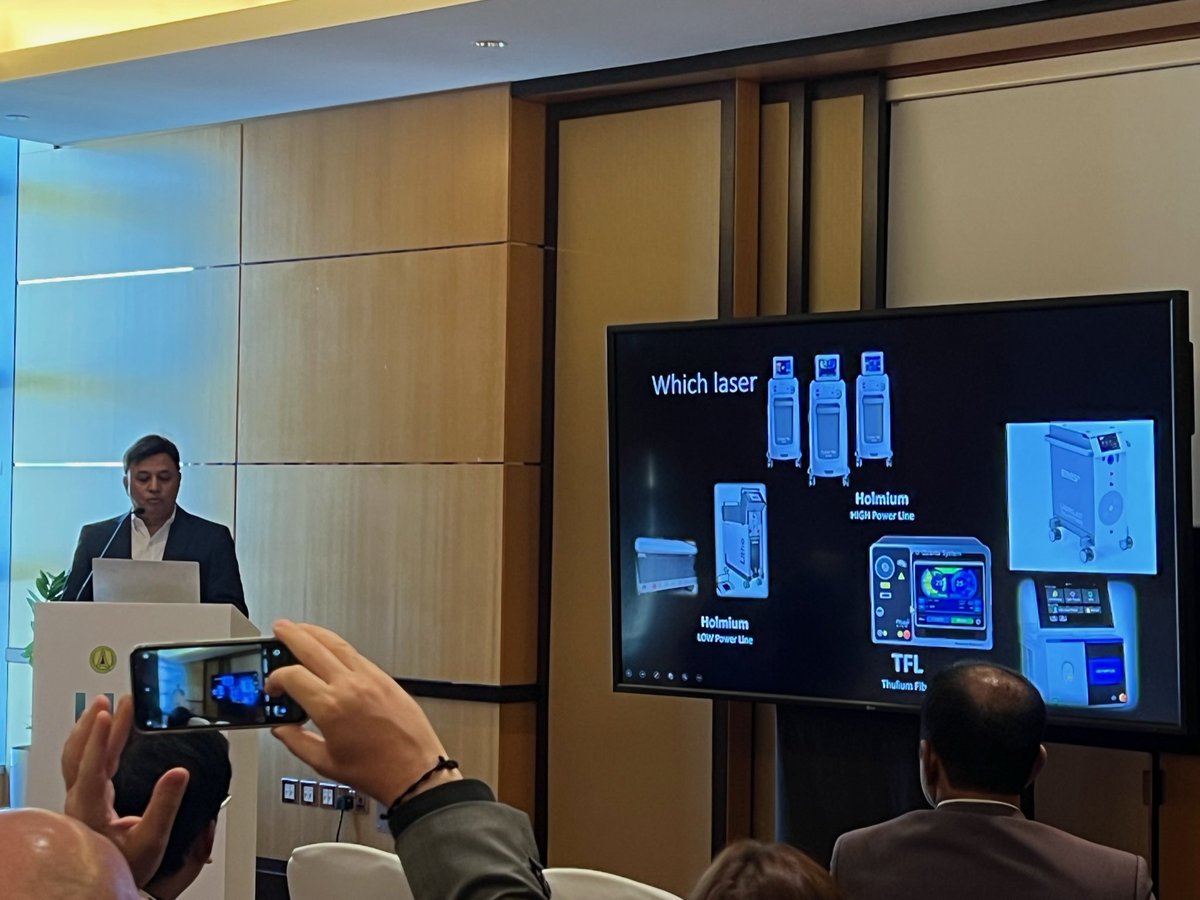 quanta_system's tweet photo. Thanks to Dr. Kandarp for the great speech during Quanta Workshop about flexible #ureteroscopy &amp; to Dr. @PrzemyslawZugaj for the live surgery from 🇵🇱 about #ThuFLEP with #TFL laser 👏 
Proud to #BeQuanta at @uaa2023 
#UAA23 https://t.co/Oevpjp4Id5
