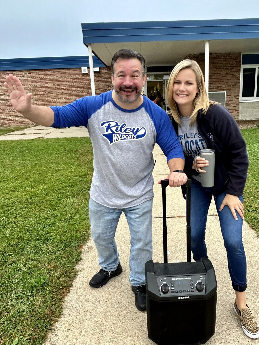 FreshBeats Friday!! 🎶🥳 We love starting our day with some music &amp; dancing! #GoWildcats #LivoniaPride