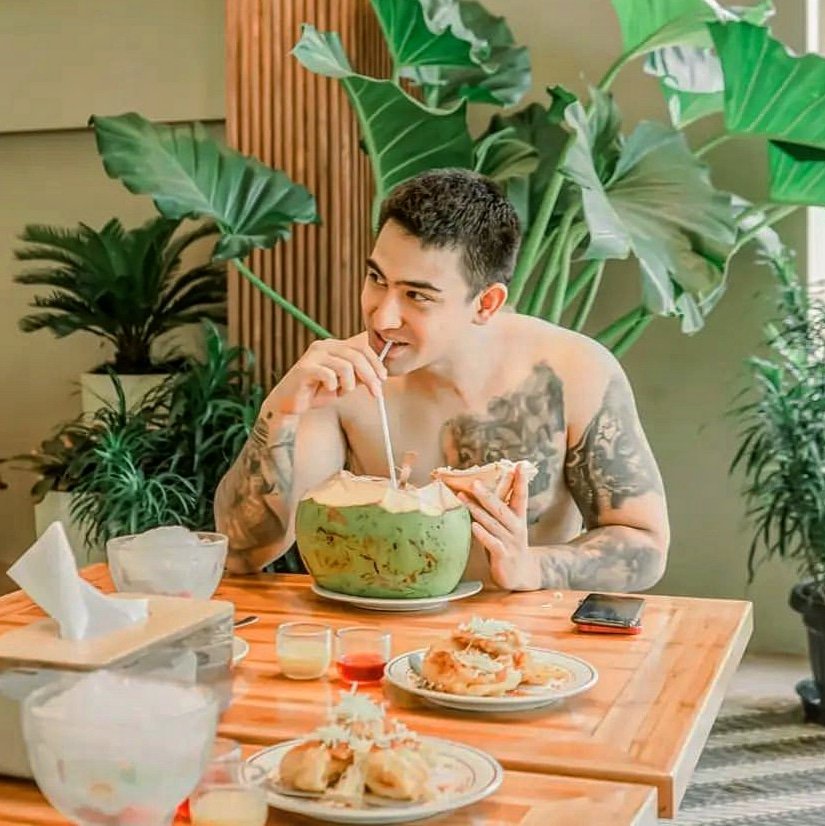 mrvvip's tweet photo. Axel Matthew shirtless on his mealtime. #selebwatch https://t.co/AkK8j9Ok3h