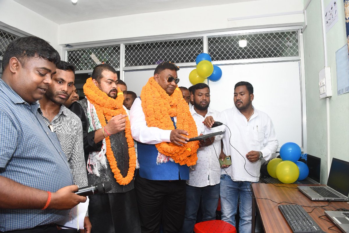 jsdms_jharkhand's tweet photo. Hon'ble Minister Shri Satyanand Bhokta, Labour, Employment, Training, &amp; Skill Development, Jharkhand interacted with the beneficiaries of #BIRSA at Universal Seva Samiti, Palamu. He also distributed Training Learning materials to the students followed by inspection at the centre. https://t.co/UX9LqlHAq3