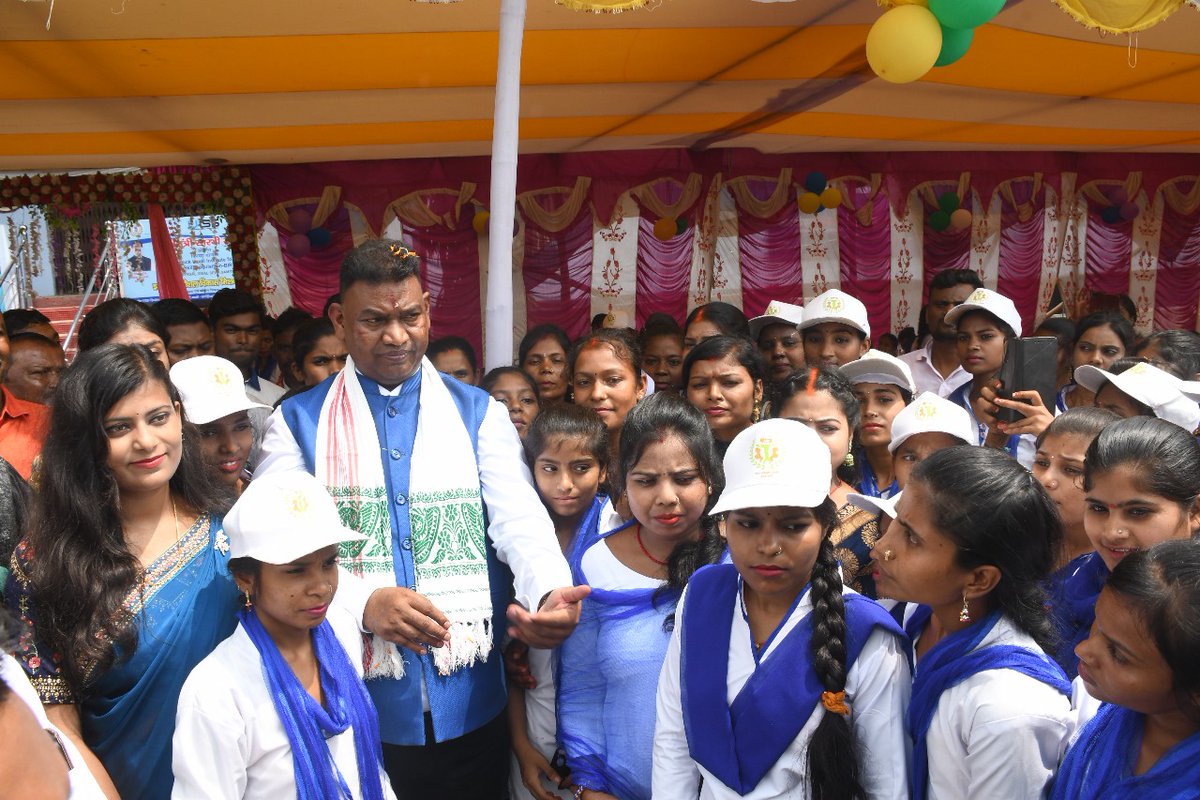 jsdms_jharkhand's tweet photo. Hon'ble Minister Shri Satyanand Bhokta, Labour, Employment, Training, &amp; Skill Development, Jharkhand interacted with the beneficiaries of #BIRSA at Universal Seva Samiti, Palamu. He also distributed Training Learning materials to the students followed by inspection at the centre. https://t.co/UX9LqlHAq3
