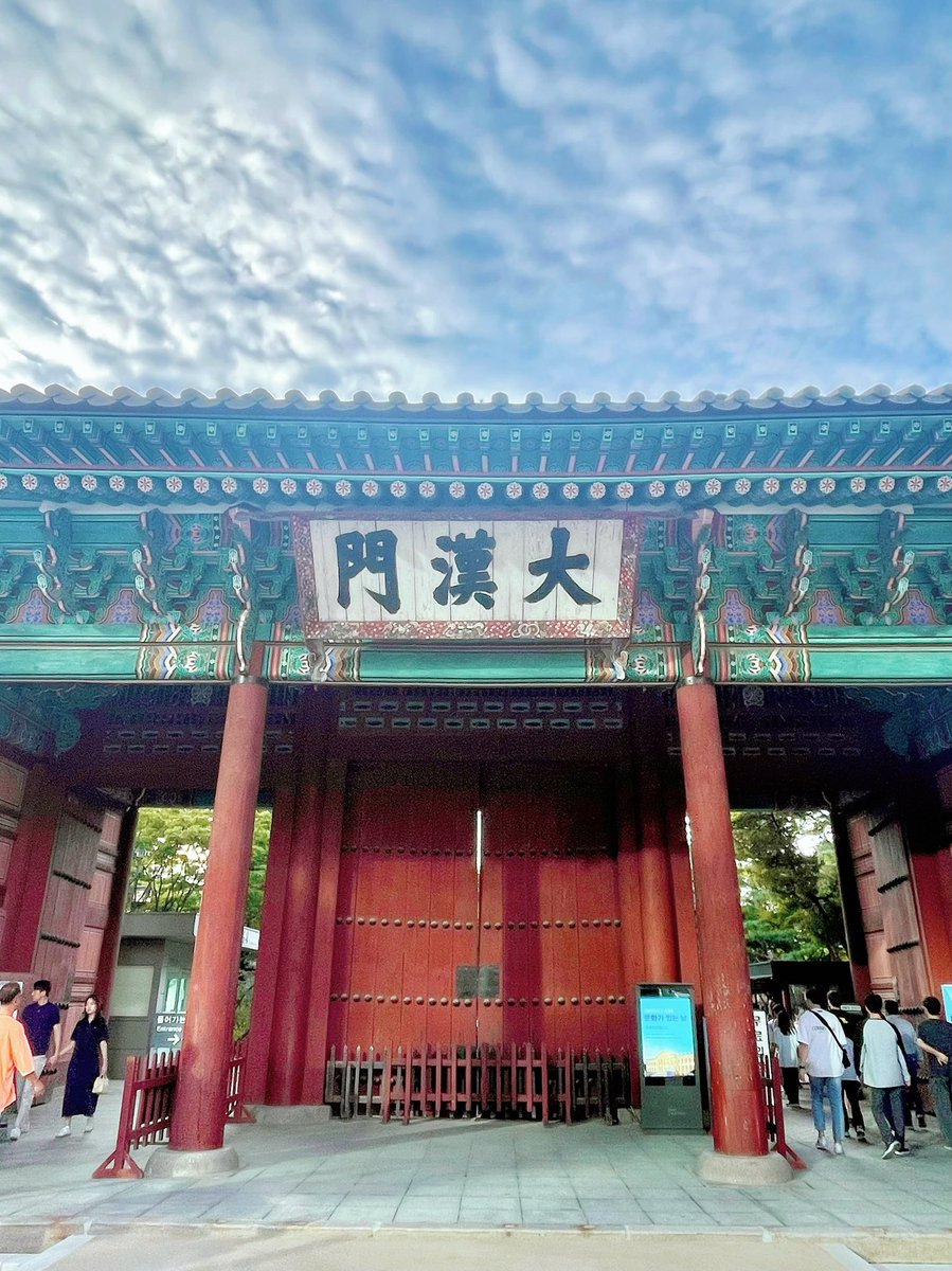 yossywld's tweet photo. チュソク当日はあちこち休みだけど、美術館や王宮などは開いている。しかも名節特典で、普段は有料の施設も無料になっていたりする。市民美術館と徳寿宮は外国人観光客とチュソクでも暇らしい韓国人でごった返していた。 https://t.co/87D1ehkmyr