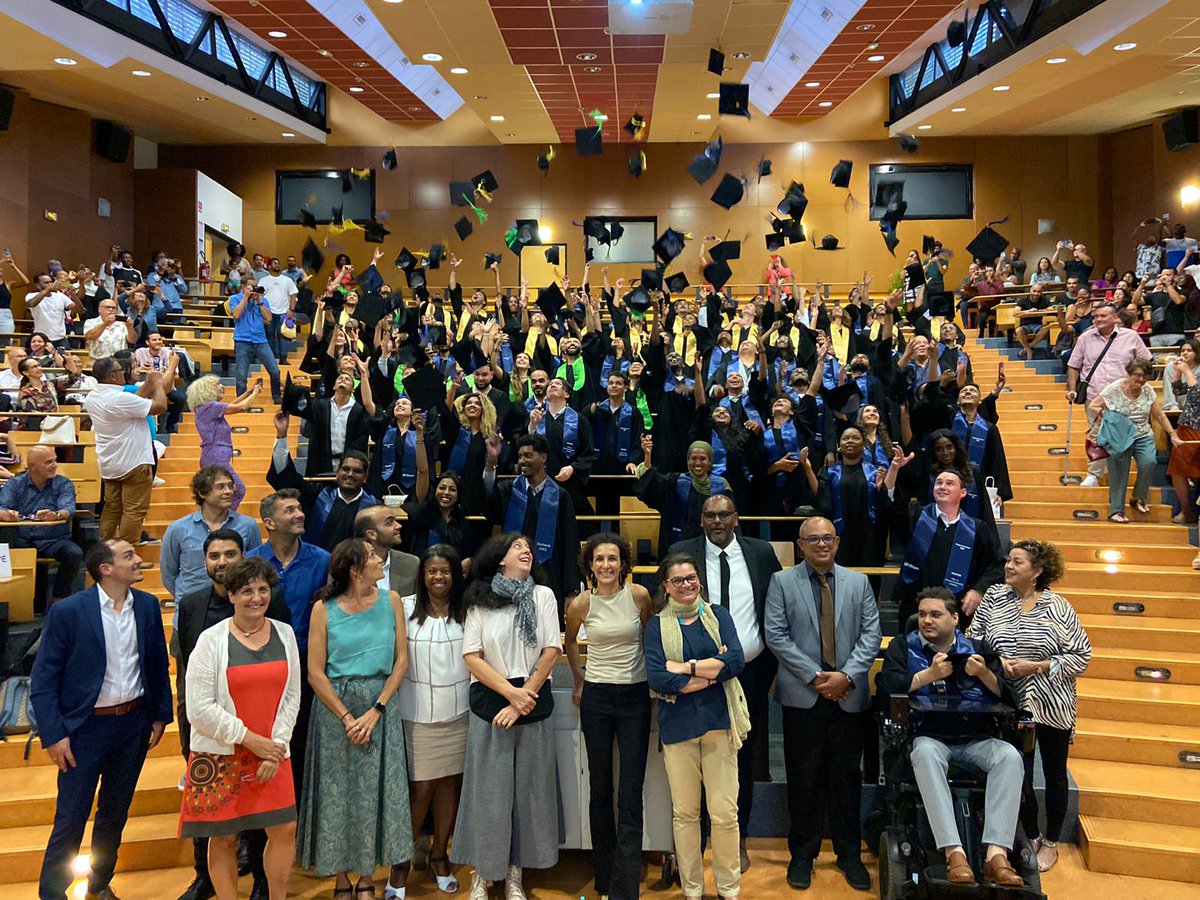 🎓38 lauréats de Master
🎓 7 lauréats de licence professionnelle 
🎓 2 jeunes docteurs

L'UFR Sciences de l'Homme et de l'Environnement a célébré la remise des diplômes hier dans un amphi survolté 😊

Bravo a tou·t·es !🤩