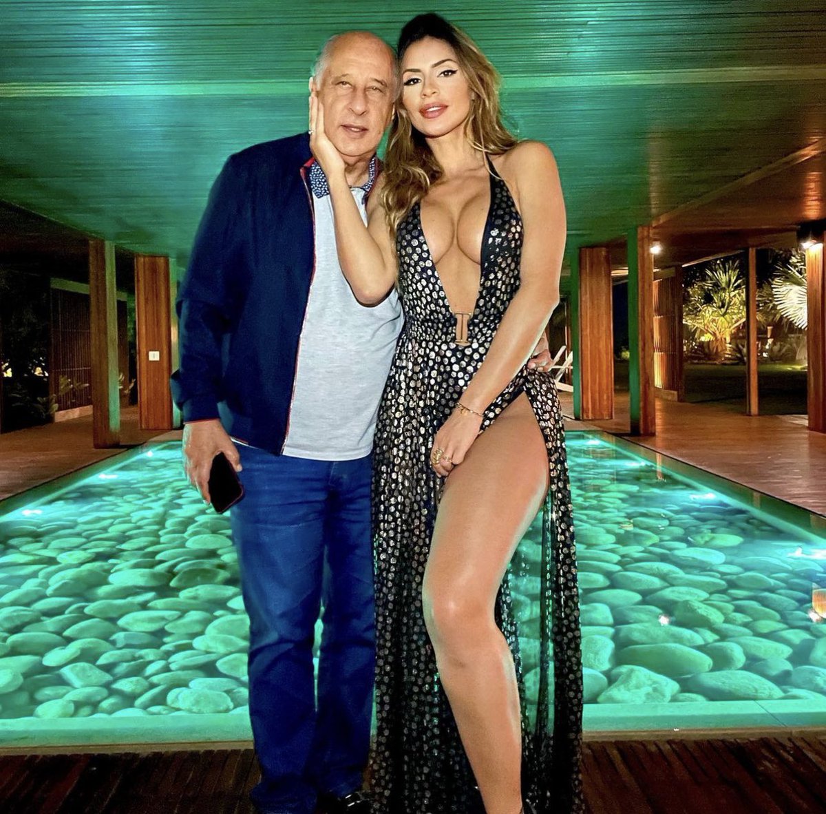 futebol_info's tweet photo. Clara Brasil se declara a Marco Polo Del Nero, ex-presidente da CBF: "Meu amor".

A influenciadora de 32 anos já desabafou sobre as críticas que recebe por namorar o empresário, que é 50 anos mais velho que ela. O casal está junto há cerca de 5 anos.

🗞 @UOLEsporte
📸 Reprodução https://t.co/2ARVciUWoQ