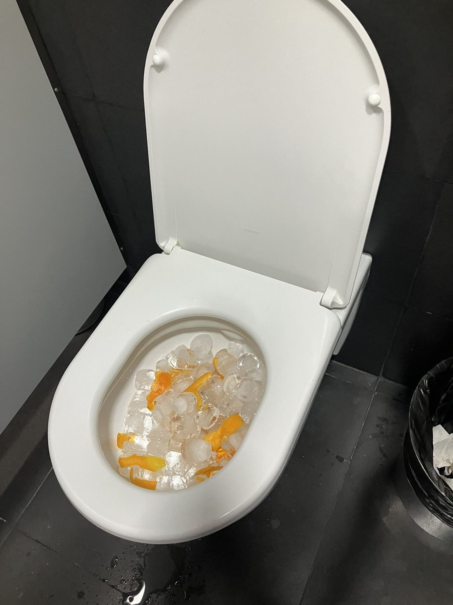 beapon1's tweet photo. Anar al bany en una fira gastronòmica i trobar-te amb això. Mai havia pixat…On The Rocks. 😎🧊🧊🧊
#NovesExperiencies https://t.co/exA1mNd4Bh