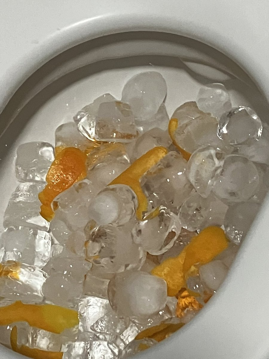 beapon1's tweet photo. Anar al bany en una fira gastronòmica i trobar-te amb això. Mai havia pixat…On The Rocks. 😎🧊🧊🧊
#NovesExperiencies https://t.co/exA1mNd4Bh