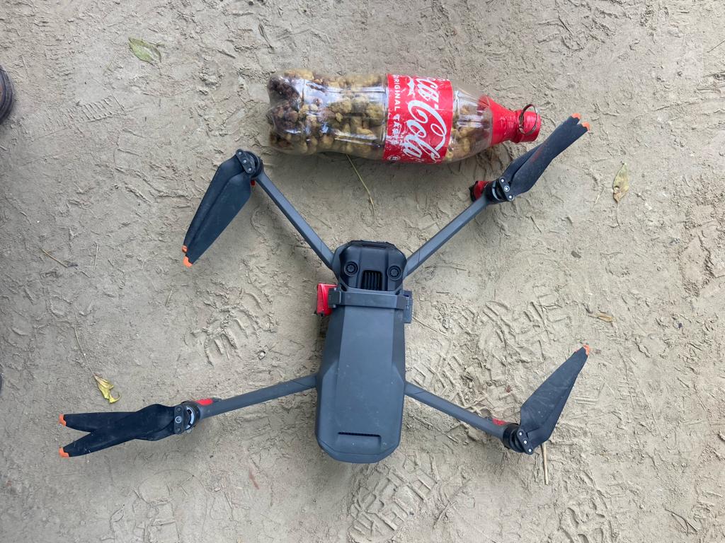 A drone and a packet of heroin (about 550gm) were seized on the #IndoPakBorder in a search operation conducted by #BSF Jawan in #Punjab.

#AlertBSF #BSFAgainstDrugs #RealityOfShradh  #PAKvNZ Rest in Peace #SurgicalStrike #Balochistan #Blast #TejRan ABHISHA MAGICAL ERA Wagner