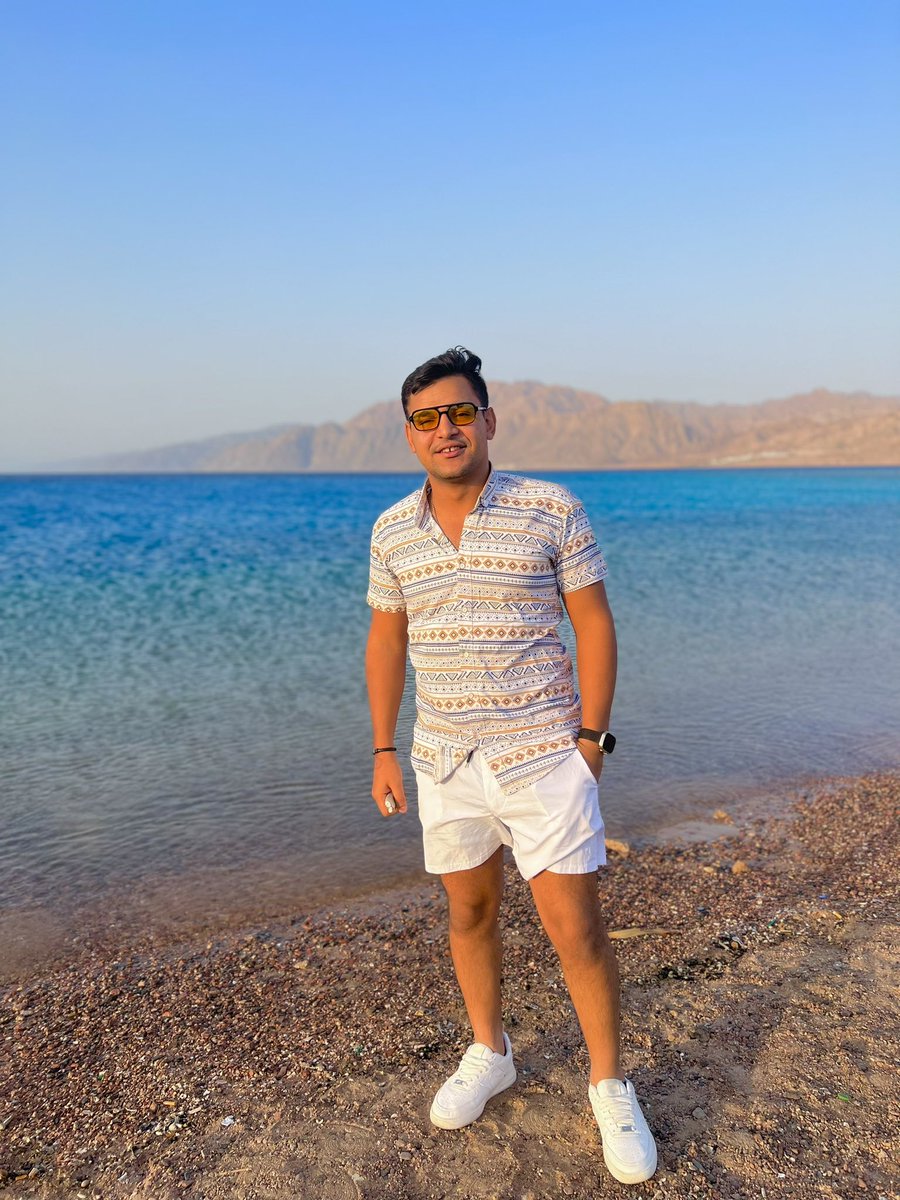 omarsultan77's tweet photo. Smile and ignore everything that hurts you,life is not lived twice ✨ https://t.co/BslibAsO9U