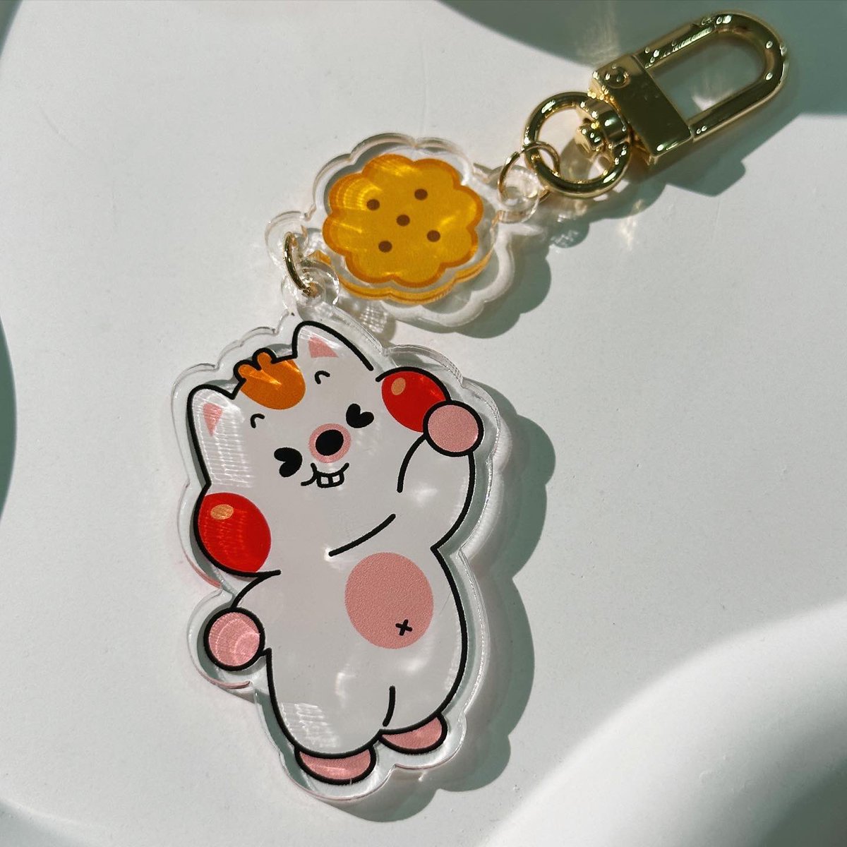 commandpstudio's tweet image. พ่วงกุญแจ อะคริลิคใส+พิมพ์ใต้ 
เพิ่มลูกเล่นโดยการพ่วงอะคริลิคชิ้นเล็ก 
และใส่อะไหล่สีทอง ทำให้ดูน่ารักมากขึ้น 

#commandpstudio 
#acrylickeychains 
#giftshop