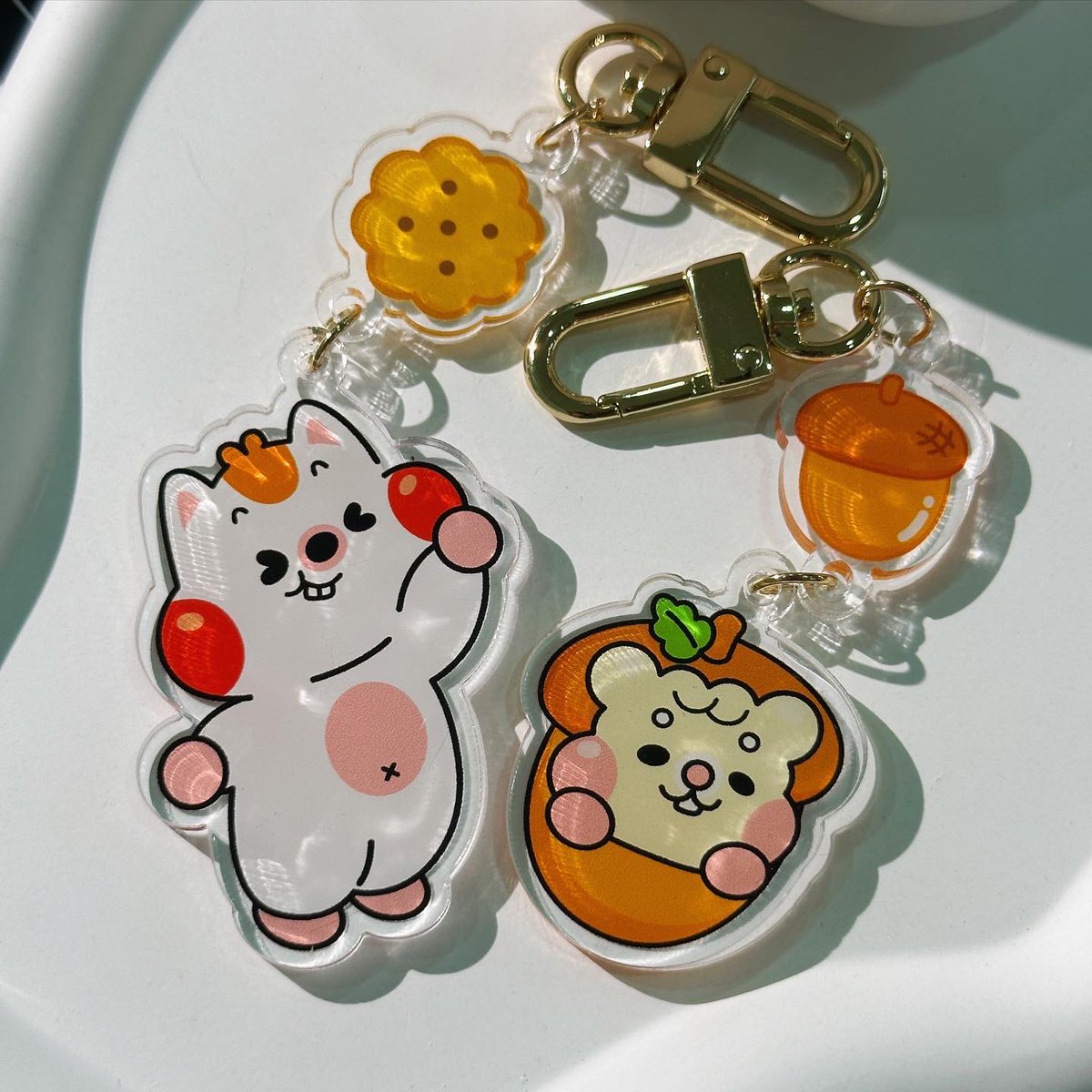 commandpstudio's tweet image. พ่วงกุญแจ อะคริลิคใส+พิมพ์ใต้ 
เพิ่มลูกเล่นโดยการพ่วงอะคริลิคชิ้นเล็ก 
และใส่อะไหล่สีทอง ทำให้ดูน่ารักมากขึ้น 

#commandpstudio 
#acrylickeychains 
#giftshop