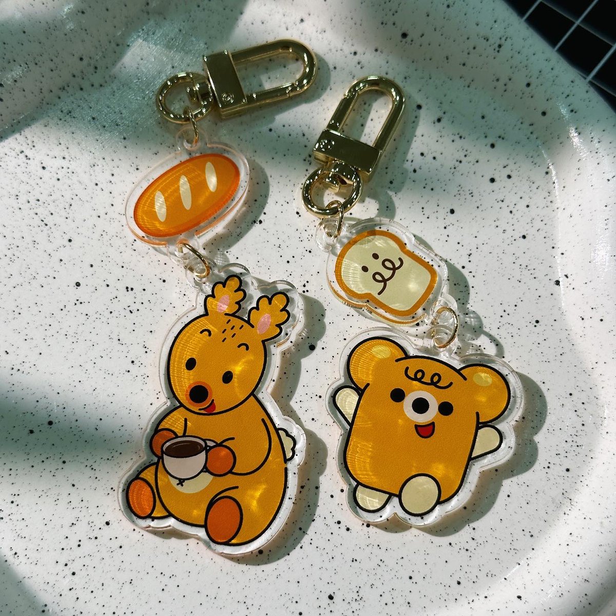 commandpstudio's tweet image. พ่วงกุญแจ อะคริลิคใส+พิมพ์ใต้ 
เพิ่มลูกเล่นโดยการพ่วงอะคริลิคชิ้นเล็ก 
และใส่อะไหล่สีทอง ทำให้ดูน่ารักมากขึ้น 

#commandpstudio 
#acrylickeychains 
#giftshop