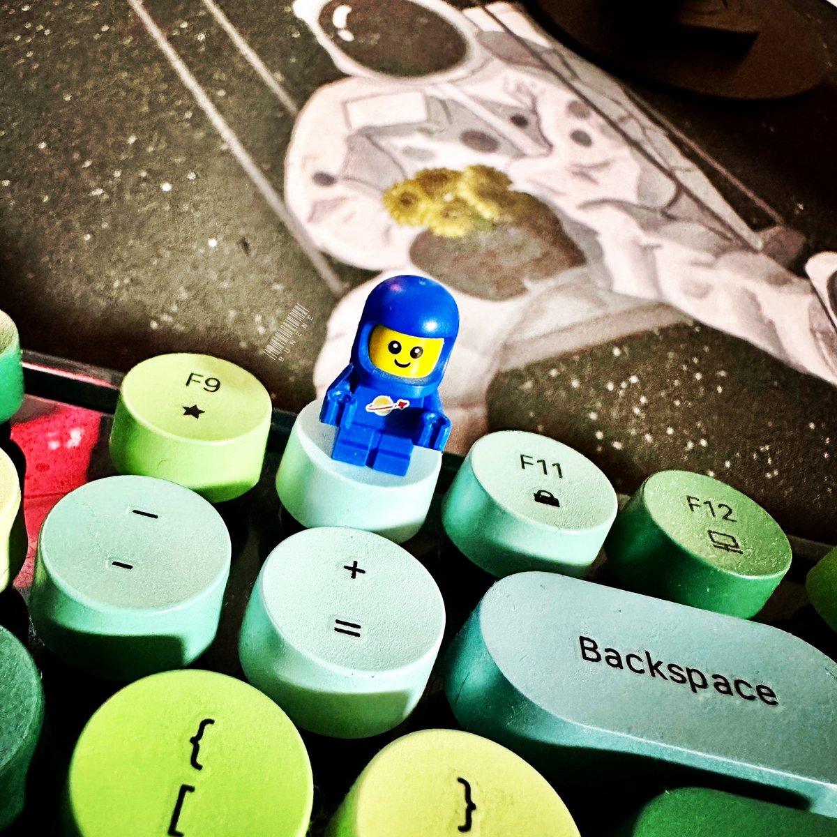 buneNerd's tweet photo. ansabe ng custom keycaps nio ๐
#buneneBricks #MOFII #lego #afol #customkeycaps #bennythespaceman #babybenny #spaceman #astronaut https://t.co/fZMAu0fcs6