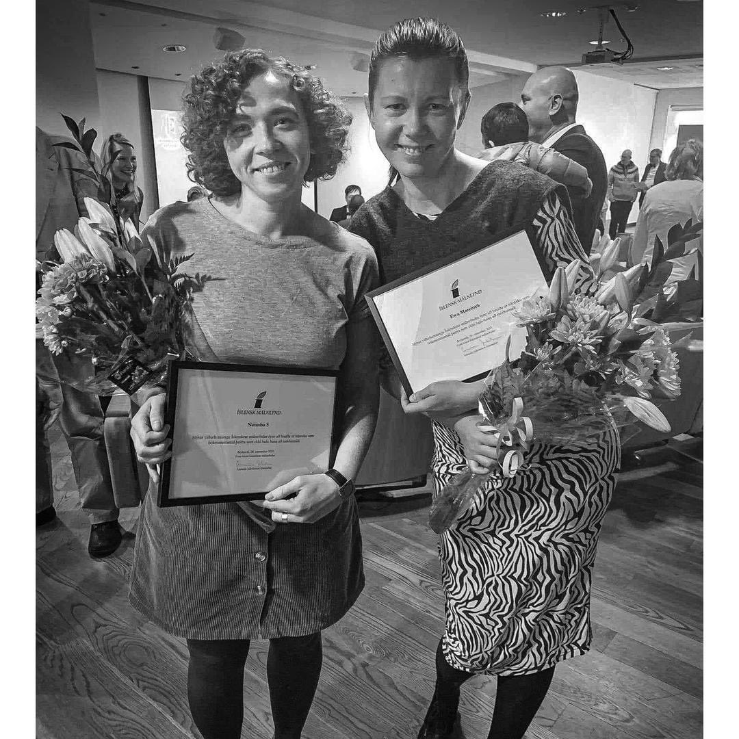 Íslensk málnefnd veitti í gær þeim Natöshu S. og Ewu Marcinek viðurkenningu fyrir að breiða út íslensku sem bókmenntamál þeirra sem ekki hafa hana að móðurmáli.

Þær voru ritstjórar safnritsins Skáldreki/Writers Adrift sem kom út síðastliðið vor. 😻