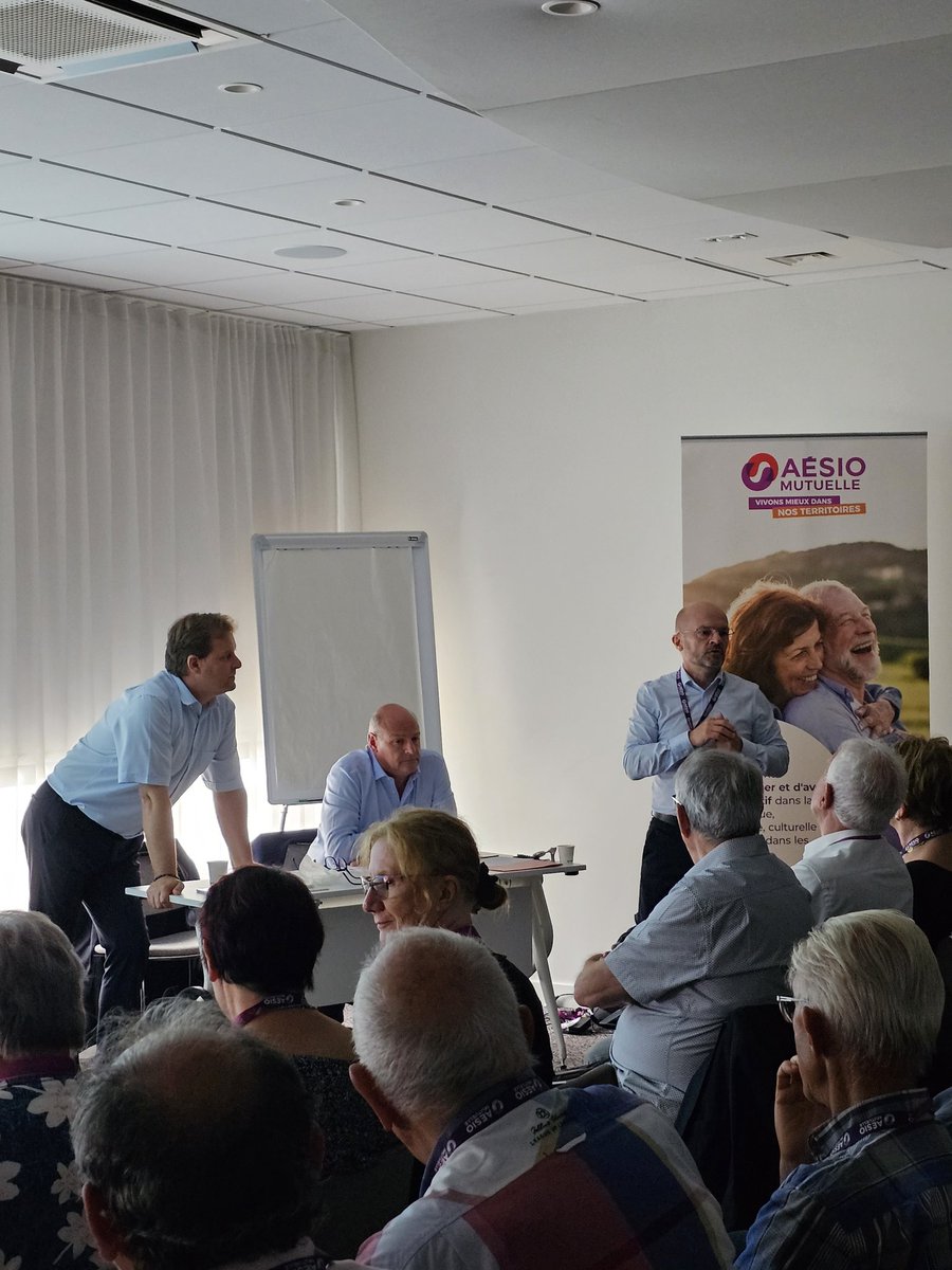 brigitte_barage's tweet image. Conseil  de Territoire Auvergne-Loire, le Président @HauryPascal nous présente l'actualité de  @AesioMutuelle, des enjeux et des ambitions pour Élan 2025, devant une assemblée nombreuse,  attentive et reactive des élus du territoire.