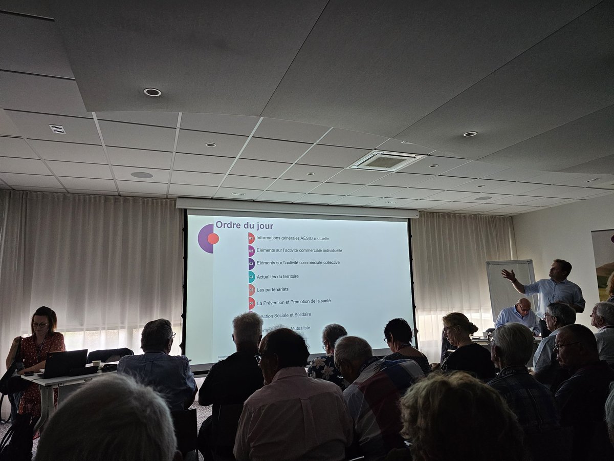 brigitte_barage's tweet image. Conseil  de Territoire Auvergne-Loire, le Président @HauryPascal nous présente l'actualité de  @AesioMutuelle, des enjeux et des ambitions pour Élan 2025, devant une assemblée nombreuse,  attentive et reactive des élus du territoire.