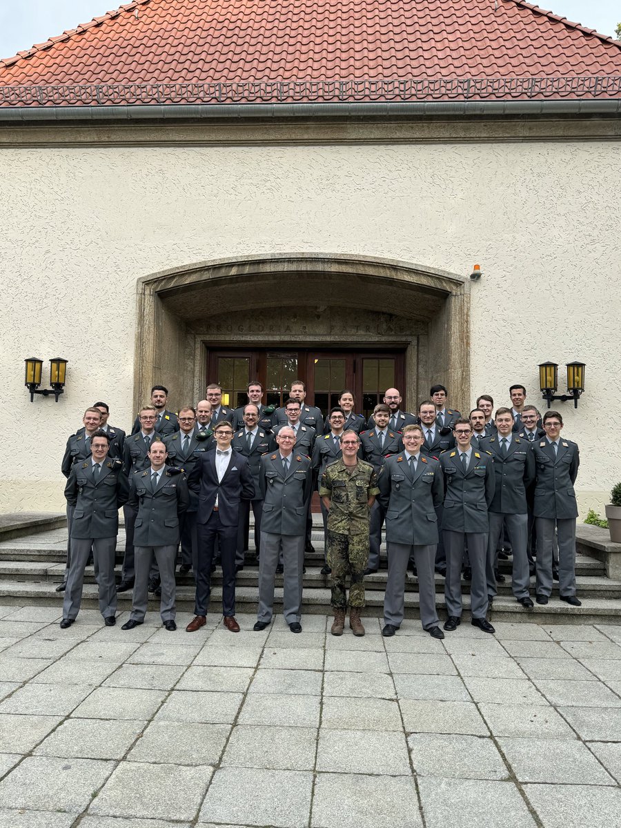 Stefan Quandt (@quandtstefan) on Twitter photo Heute umgekehrt: Eine Gruppe 🇨🇭 Milizoffiziere besuchte das @TFK_Bundeswehr + informierte sich gemeinsam mit dem Verteidigungsattaché <a href="/CHBotschaftDE/">Botschaft der Schweiz in Deutschland</a> über unsere Arbeit 👉 die militärische Kooperation🇨🇭+🇩🇪 wird sich weiter intensivieren. Dankeschön für das Interesse! #Zeitenwende Heute umgekehrt: Eine Gruppe 🇨🇭 Milizoffiziere besuchte das @TFK_Bundeswehr + informierte sich gemeinsam mit dem Verteidigungsattaché <a href="/CHBotschaftDE/">Botschaft der Schweiz in Deutschland</a> über unsere Arbeit 👉 die militärische Kooperation🇨🇭+🇩🇪 wird sich weiter intensivieren. Dankeschön für das Interesse! #Zeitenwende