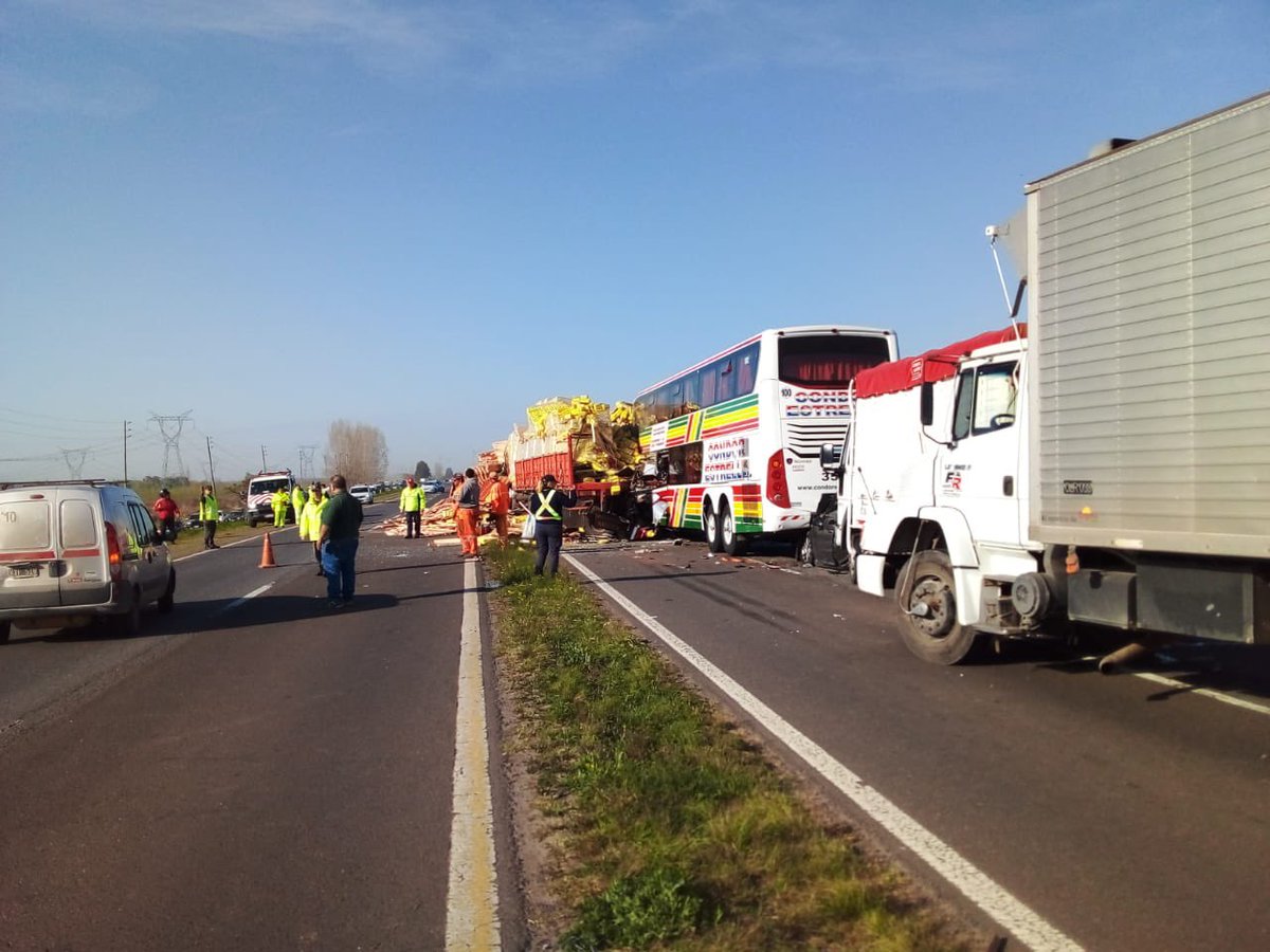 mbradanini's tweet photo. 10.12 hs. #RN12 Km. 92 Isla Talavera de Complejo Zarate - Brazo Largo, se realiza un desvío en el sector del siniestro por donde se transita muy lentamente. Se presentan largas colas en ambos sentidos. #Demoras https://t.co/hGQ4w6NcOQ