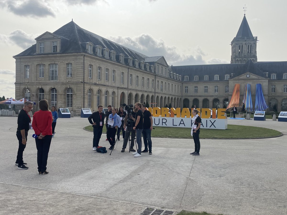 #Normandiepourlapaix TV5 monde prépare le cadrage pour sa journaliste en direct du forum mondial à #Caen #Normandie
