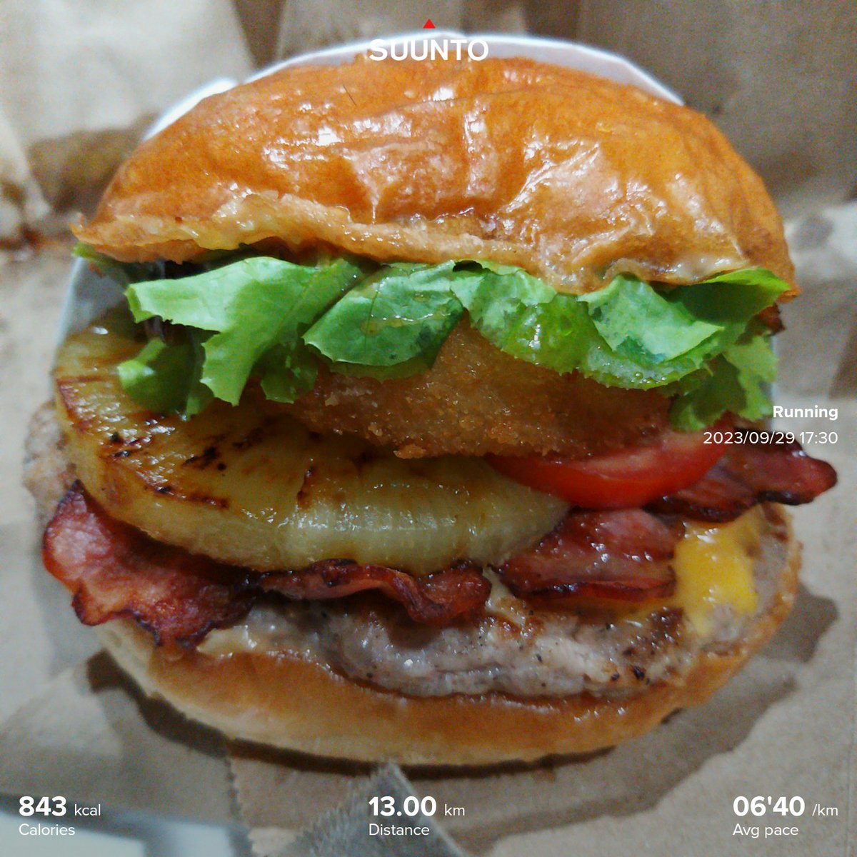NADITLY's tweet photo. How far you ran is how fat you eat. #aloha #burger 🍔

6:40 👣🔺️⚫ 26°C 🌕 #Barefoot #Running #SuuntoRun #Strava #GarminConnect #TGIF https://t.co/AkCMzXrmoi