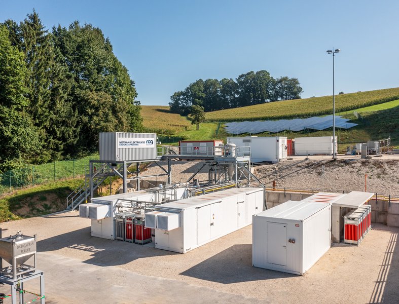 🇦🇹 Meilenstein in Österreich! Die <a href="/RAGAustriaAG/">RAG Austria AG</a> nahm gestern die landesweit erste Methan-Elektrolyseanlage in Betrieb.  Aus Methan wird mithilfe von Sonnenstrom klimaneutraler Wasserstoff &amp; wertvoller Kohlenstoff.  Weiterlesen ➡️ tinyurl.com/ypq9pzg4