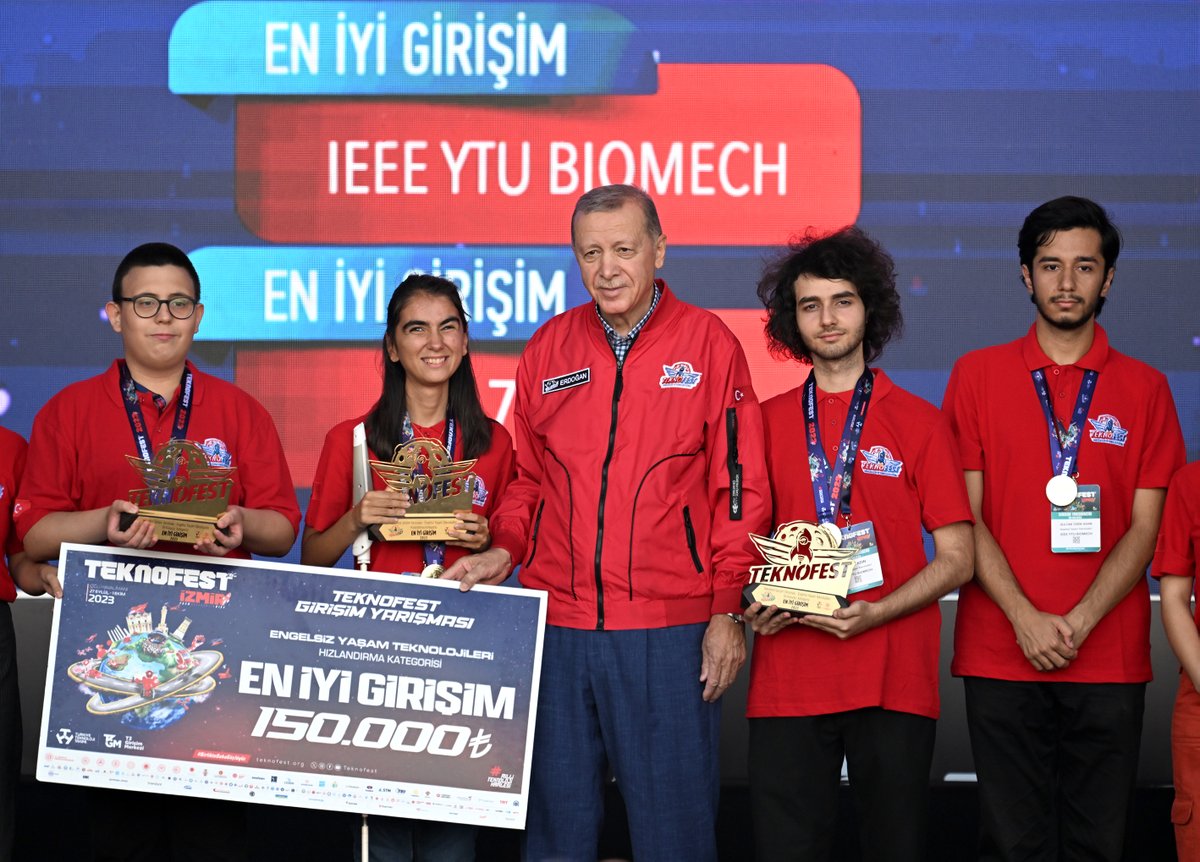 #TEKNOFEST2023’ün son durağı olan İzmir’imizde, Çiğli Hava Üssü’nde Kızılelma, Akıncı, Anka, Hürjet, TB2, TB3, Gökbey, Atak’la birlikte mücadele var, gayret var; sabır, azim, cesaret var.

Burada zorluklar karşısında yıkılmayan güçlü bir irade var.