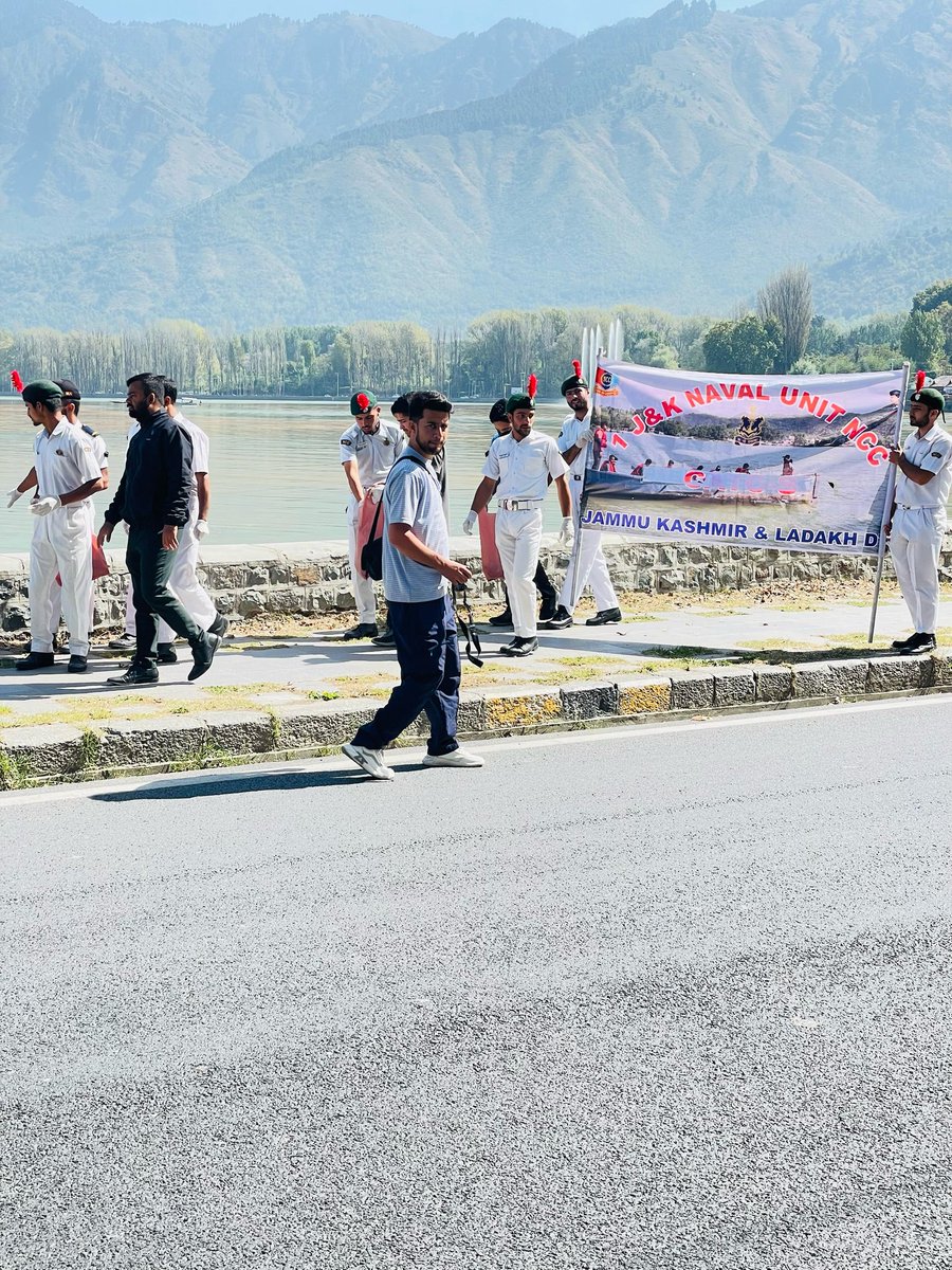 NCCDteJKL's tweet photo. 🌊 Naval #NCC Cadets join the #SwachhBharat Abhiyaan 3.0 with a #CleanShip drive at Dal Lake! 🚢 Their dedication to preserving this natural treasure is truly commendable. Let's keep our environment clean and beautiful together! 🌿 #SHS2023 @garbagefree @PMOIndia @PRODefSrinagar https://t.co/8b99eNlcpK
