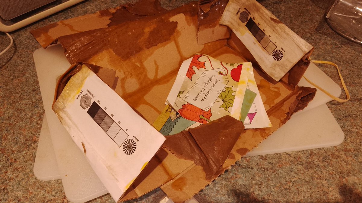 manicvemap's tweet photo. @BiscuiteersLtd The recipient of my gift has just received their gift...no tin of biscuits...just 6 smashed eggs from Tesco! https://t.co/ClioCGxIFs