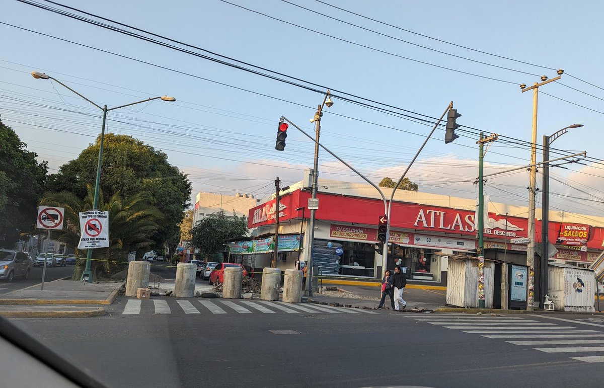 manuel_mood's tweet photo. Estas construcciones en vía pública  que afectan la movilidad están autorizadas por el gobierno? #CDMX #iztapalapa Avenida Tláhuac y Antioquia  @DenunciaSSPCDMX  @martibatres @Alc_Iztapalapa @LaSEMOVI @SOBSECDMX  @locatel_mx @OVIALCDMX @UCS_GCDMX @supercivicosmx #lomasestrella https://t.co/x6v2mSfqrO
