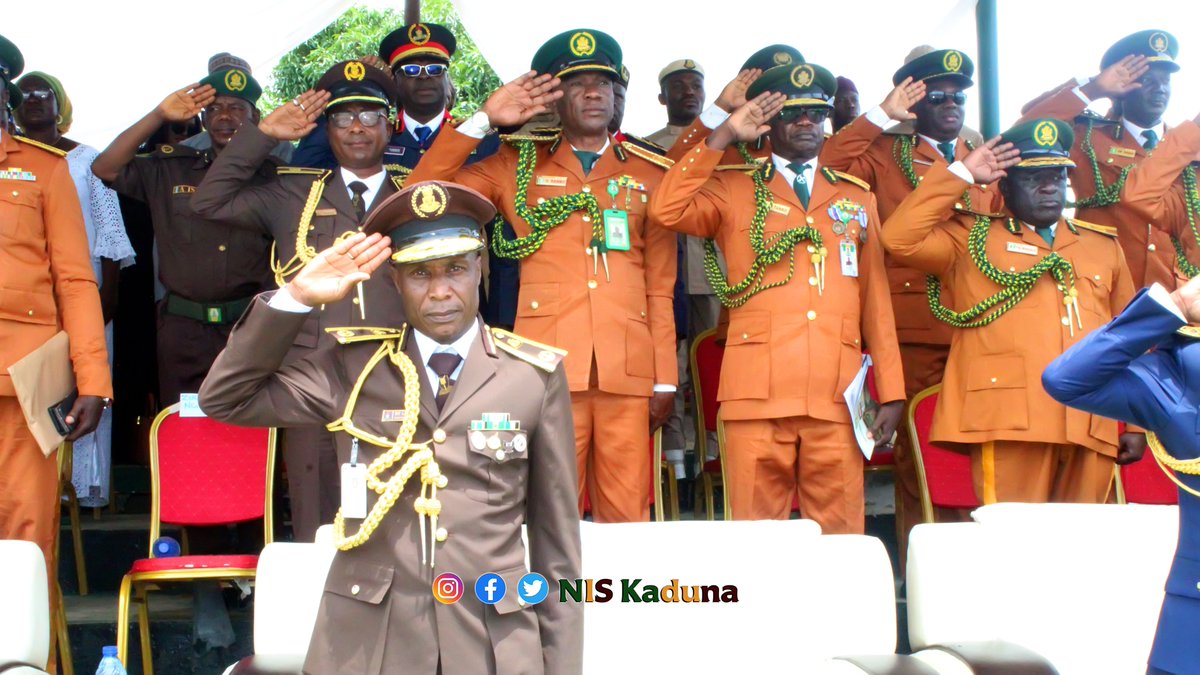 NIS_Kaduna's tweet photo. CIS BM Lawal (as special guest) attended the Passing Out Parade of the 29th Superintendent Basic Course of the Nigerian Correctional Service at the Correctional Service Staff College Barnawa, Kaduna.

29th Sept. 2023.

#NISDeyForYou
#nigeriaimmigration
#CorrectionalService https://t.co/BYA22mIjOR
