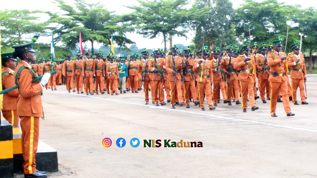 NIS_Kaduna's tweet photo. CIS BM Lawal (as special guest) attended the Passing Out Parade of the 29th Superintendent Basic Course of the Nigerian Correctional Service at the Correctional Service Staff College Barnawa, Kaduna.

29th Sept. 2023.

#NISDeyForYou
#nigeriaimmigration
#CorrectionalService https://t.co/BYA22mIjOR