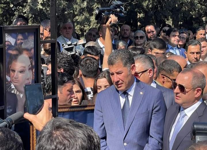 Sinan Bəy Qənirə Paşayevanın məzarında.
Ruhu şad olsun Türkün mərd Xanımının.
