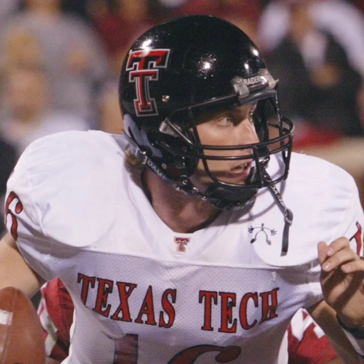 JacobHarrisSBI's tweet photo. 🏈Hall of Fame Spotlight: Kliff Kingsbury

➖12,429 passing yards
➖95 passing touchdowns
➖1,231 completions
➖6 seasons as Head Football Coach
➖Texas Tech Hall of Famer

What's your favorite Kliff Kingsbury moment? Let me know below⤵️