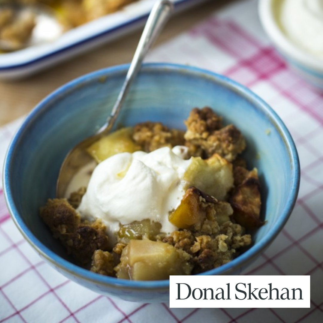 Do you have apples you need to use up? 🍏🍎 This apple and oat crumble recipe from @DonalSkehan is super simple and super delicious! Recipe: donalskehan.com/recipes/irish-…