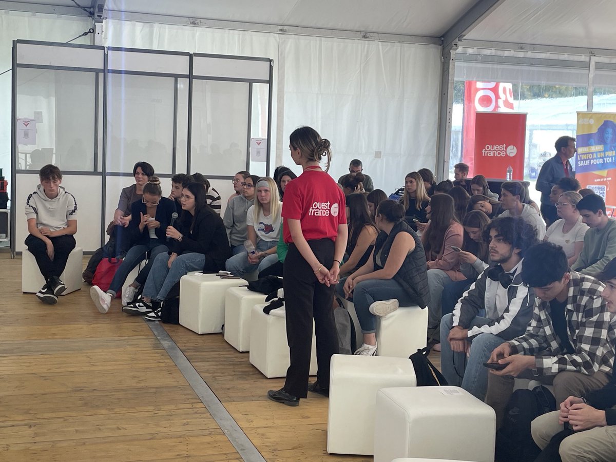 #Normandiepourlapaix « Parfois les articles sont trop détaillés et c’est choquant! », exprime cette lycéenne de #Carentan . « Moi je trouve que non car c’est la réalité et ça marque les esprits! », lui répond ce lycéen. #Normandie #Caen