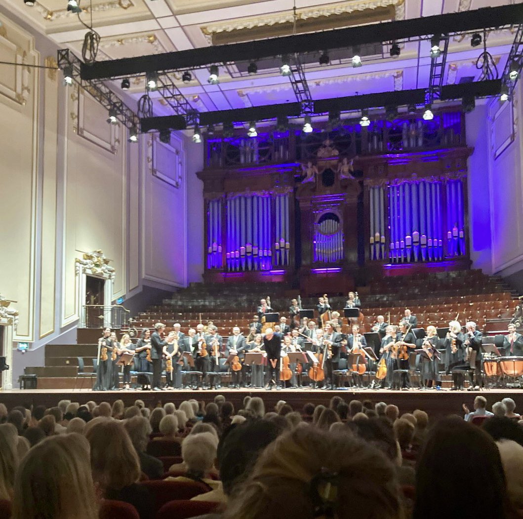 Wow! Such a huge honour to hear my new piece The Origin of Colour 🌈 being brought to such vivid & vibrant life by @SCOmusic & Maxim Emelyanychev at Edinburgh’s iconic @theusherhall 🤩 Massive thanks to all the phenomenal musicians for their incredible performances - bravo!! 👏