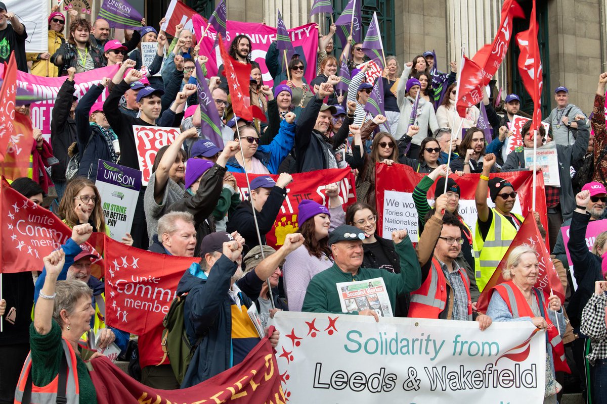 Snaps from the #rally at the Parkinson Building this morning. @ucu #Leeds @LeedsUCU @unisontheunion @UoLUnison @zenscara #UCURising @LeedsUniUnite @JaneAitchison