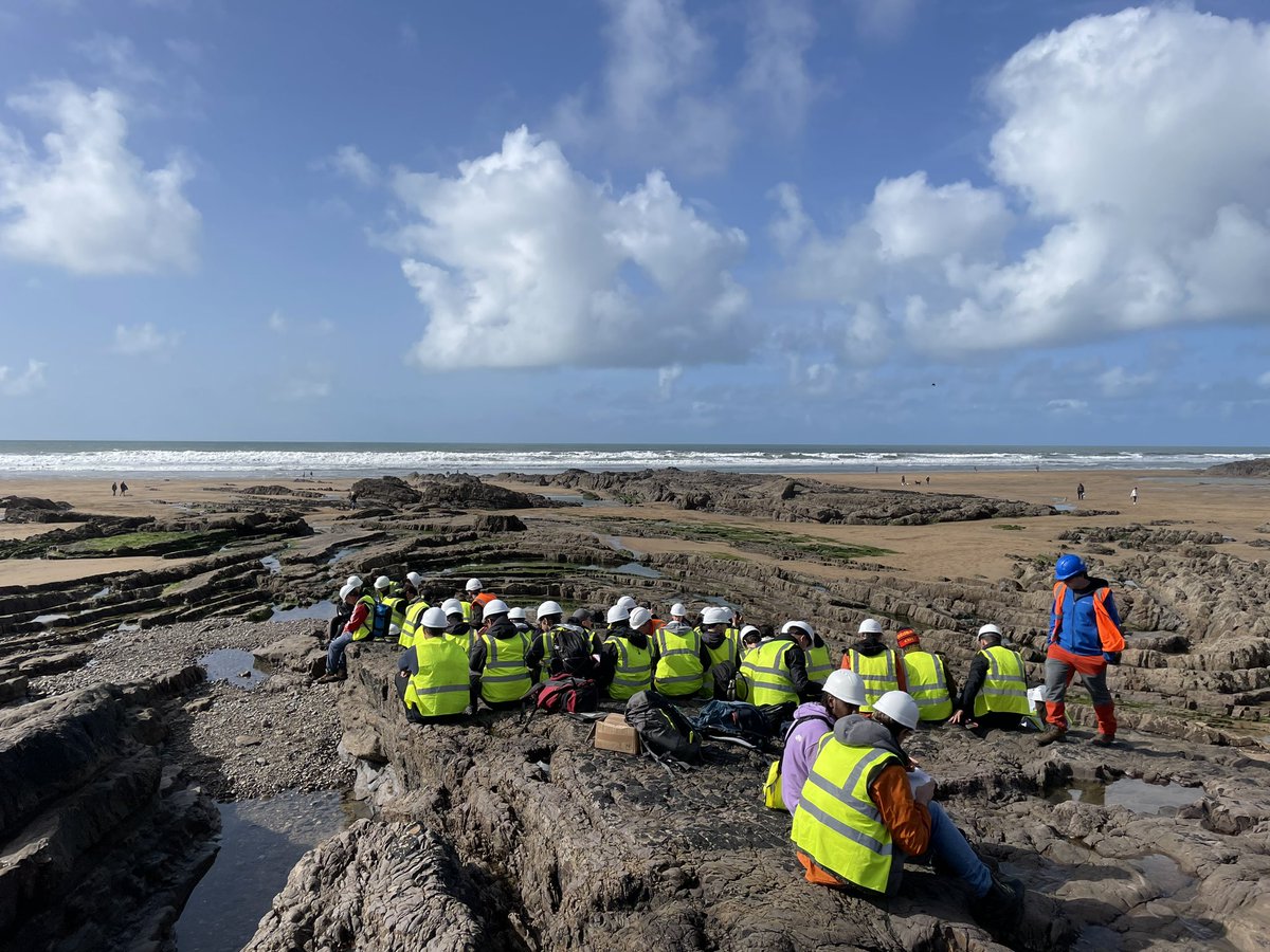 Not many geos do their first stereonet in the field… @CU_EARTH Exploration and Environmental Geoscience students making it look easy in Cornwall!