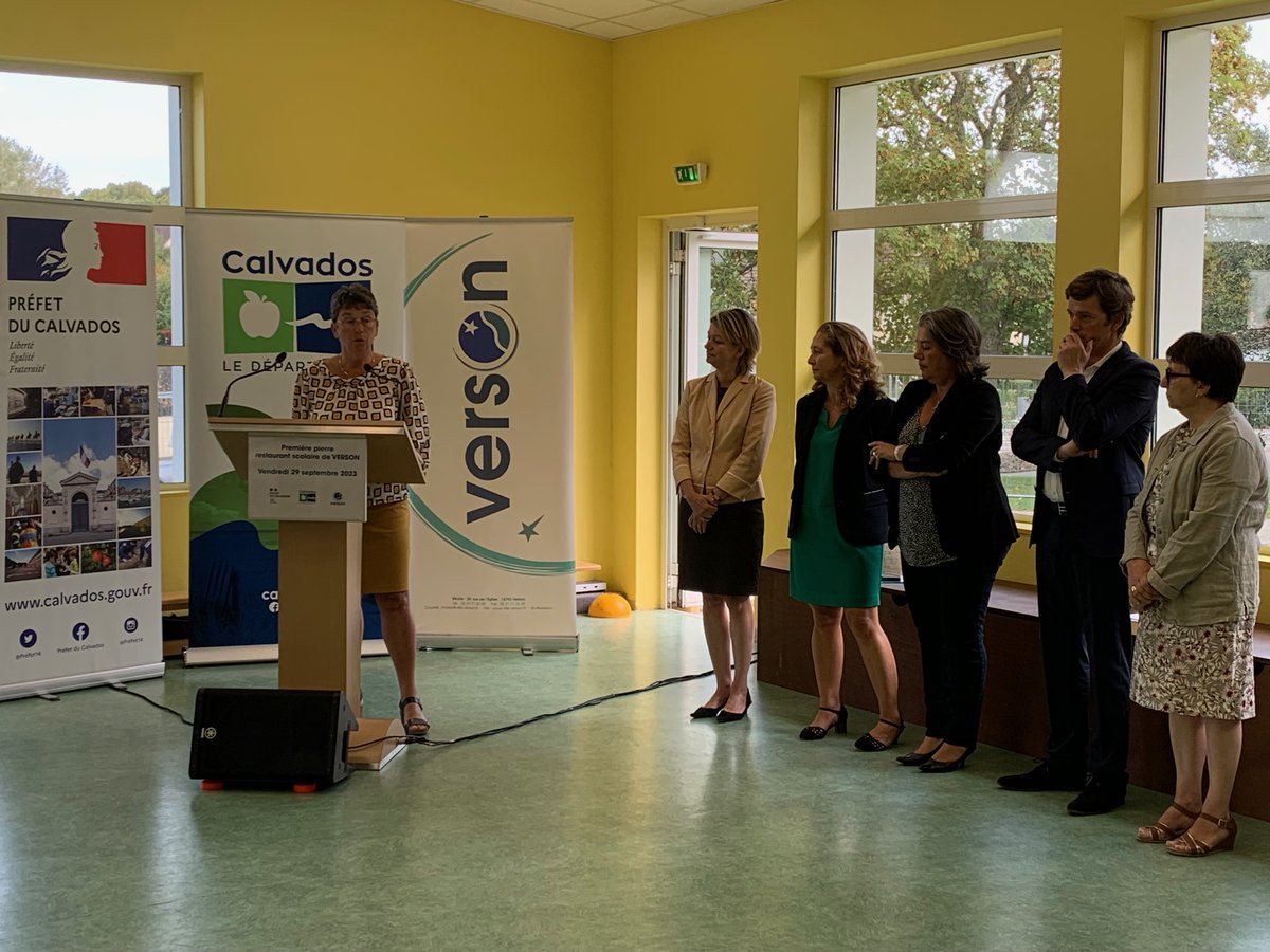 Nathalie Donatin, maire de Verson avec <a href="/LudwigWILLAUME/">Ludwig WILLAUME</a> et @SophieSimonnet conseillers départementaux, <a href="/SoniadlpCaen/">Sonia de la Provôté</a> et <a href="/CorinneFeret/">Corinne Feret</a> sénatrices et Florence Bessy, secrétaire générale de <a href="/Prefet14/">Préfet du Calvados</a>  ont scellé la première pierre du restaurant scolaire. 👉bit.ly/DPRestoScolaire