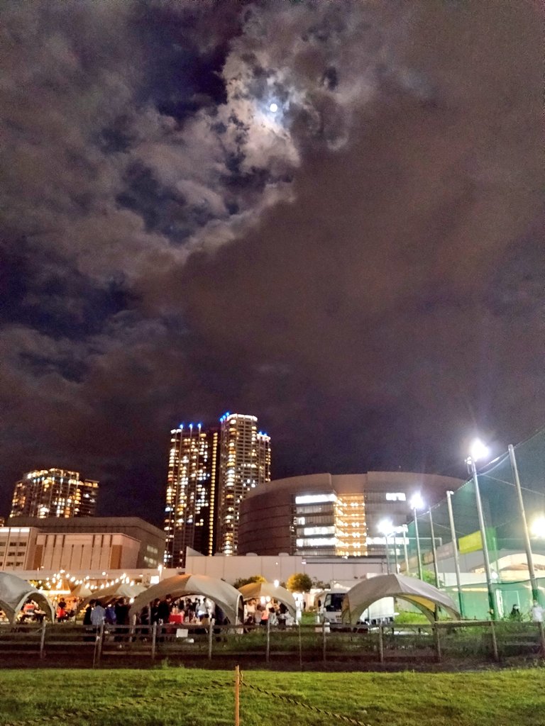 8282brilliant's tweet photo. 豊洲サンセットの帰り道🌕 https://t.co/8u68apcE0r