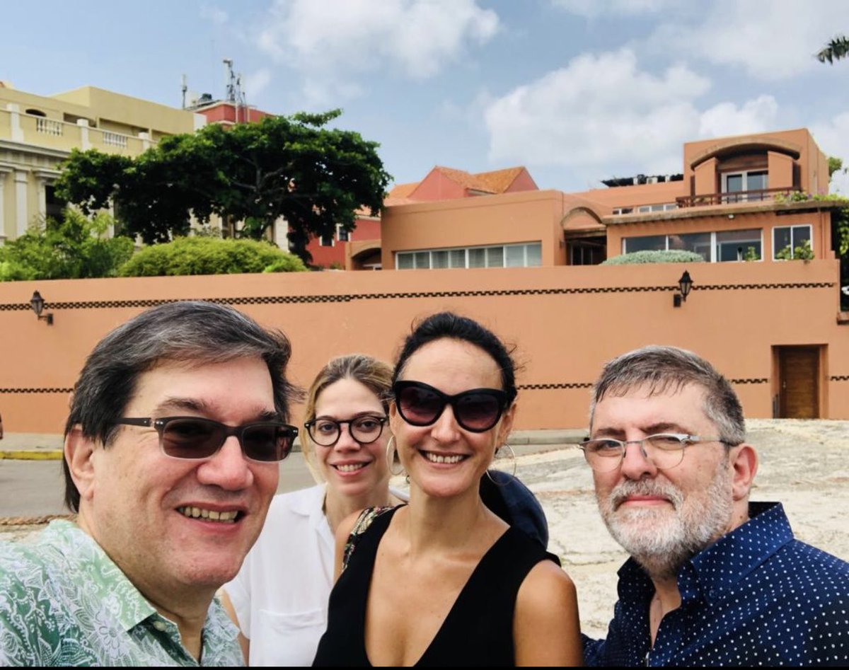 MariKro's tweet photo. Nunca sabemos cuándo será la última vez que estaremos con alguien antes de partir.

La semana pasada necesitaba 10 min de tu sabiduría y como de costumbre me obsequiaste más del doble! Nos reímos un montón e intercambiamos algunas miradas s/ Arg

¡Hasta siempre Mario querido! https://t.co/u77HaRYOCm