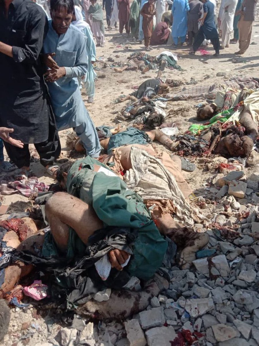 سر <a href="/OfficialDGISPR/">DG ISPR</a> صاحب مودبانہ گذارش ہے کہ آپ کا کام دہشتگردی کو روکنا، پاکستان اور پاکستانیوں کی حفاظت کرنا ہے نا کہ زراعت ، معدنیات، اکانومی ، اور سیاست کو ٹھیک یا ان میں حصہ لینا۔ خدارا اپنے فرائض کو سمجھیں، سیاستدان کو سیاست، اکانومسٹ کو اکانومی، کسان کو زراعت اور عوام کو