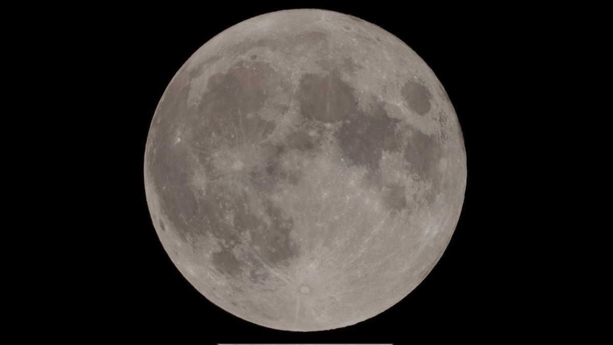 中秋の名月を一眼カメラで撮影しました📷
実際の画像と編集した画像です😄
#中秋の名月
#SONYα7RIII
