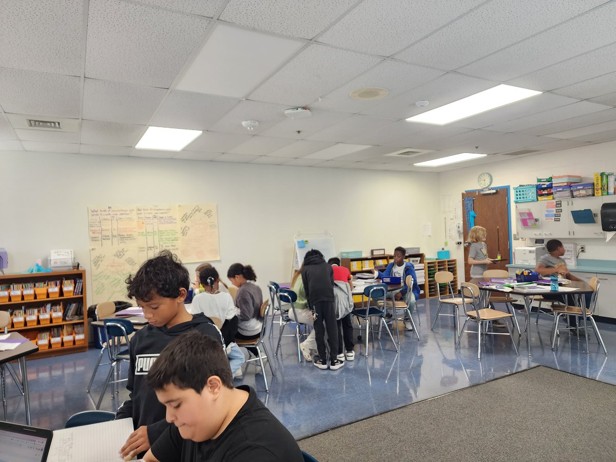 Mrs_Moore_fcps's tweet image. Prepping for Shark Tank Presentations! #Engaged #Motivated #MoESGators