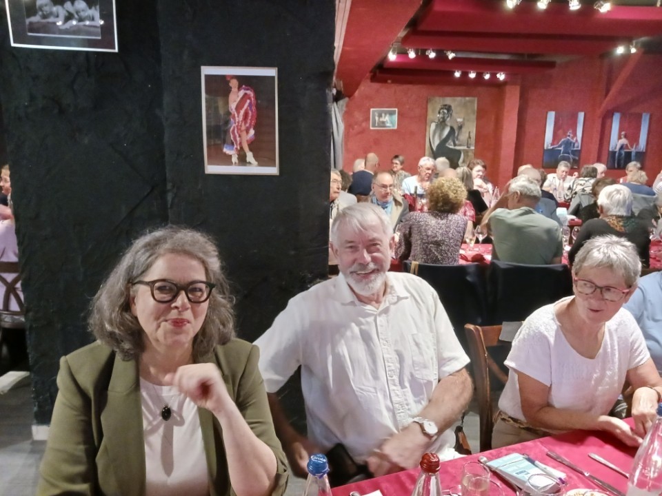 📣[BEN'ESTIVAL] Une centaine de bénévoles de l'ADMR 54 se sont réunis pour partager un moment de convivialité 🎊 Au programme : cabaret restaurant L'ILOA avec le SHOW SO CRAZY !📷 Cet évènement permet au réseau de remercier tous nos bénévoles pour leur engagement !